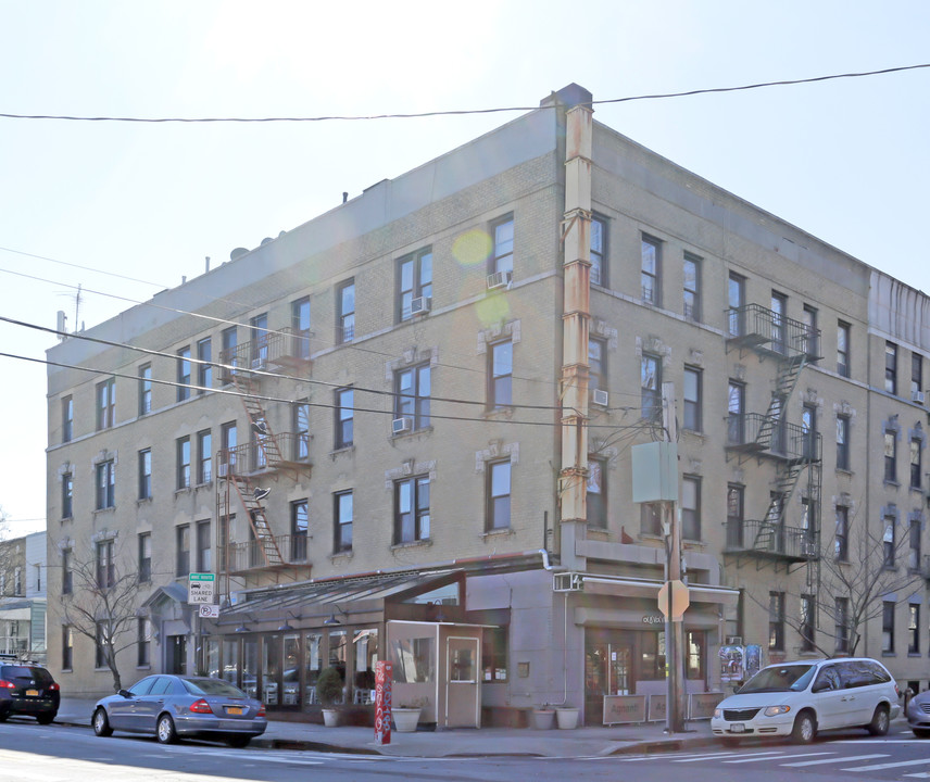 19-06 Ditmars Blvd in Astoria, NY - Building Photo