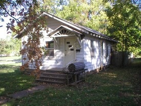 121 W Martin St in El Dorado Springs, MO - Building Photo