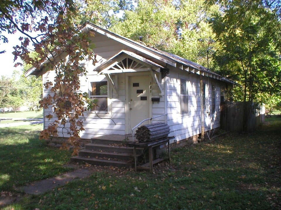 121 W Martin St in El Dorado Springs, MO - Building Photo
