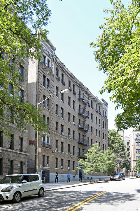 839 Riverside Dr in New York, NY - Building Photo