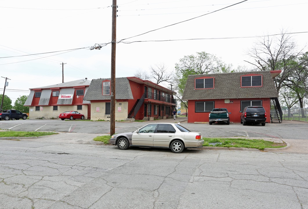 Los Colores Apartments in Dallas, TX - Foto de edificio