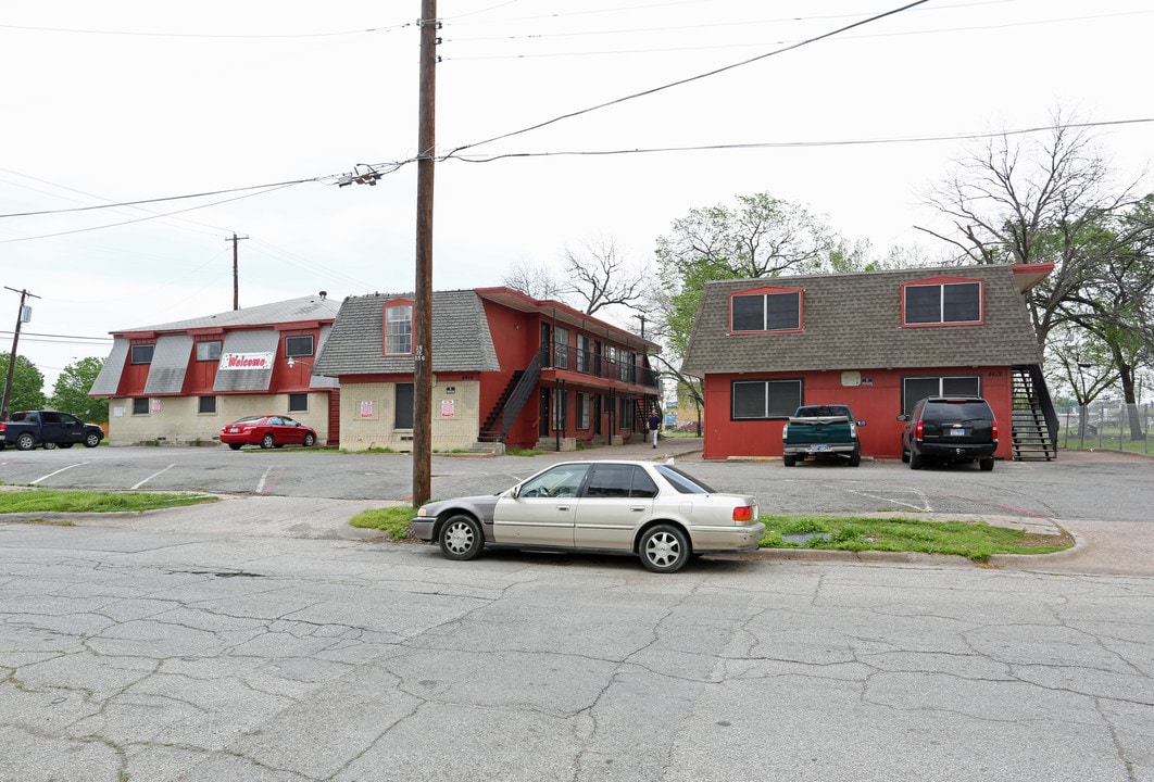 Los Colores Apartments in Dallas, TX - Building Photo