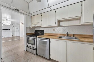 6301 N University Dr in Tamarac, FL - Foto de edificio - Building Photo