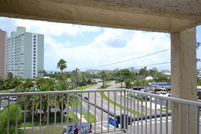 105 Island Way in Clearwater, FL - Foto de edificio - Building Photo