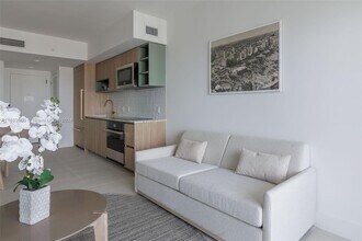 601 NE 1st Ave in Miami, FL - Building Photo - Building Photo