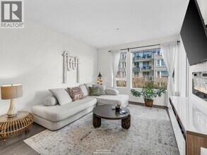 255 W 1st St in North Vancouver, BC - Building Photo - Building Photo