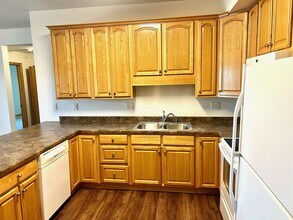 120 Oakridge Ave, Unit 9 in Hills, IA - Building Photo - Building Photo