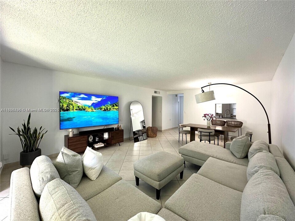 620 NE 12th Ave in Hallandale Beach, FL - Building Photo