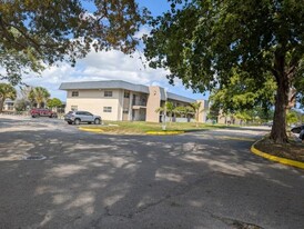 8020 Fairview Dr in Tamarac, FL - Building Photo