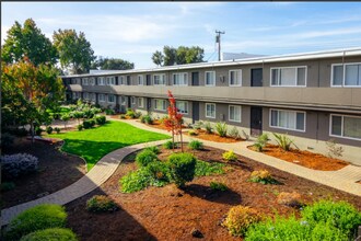 Garden Court Apartments in Alameda, CA - Building Photo - Building Photo