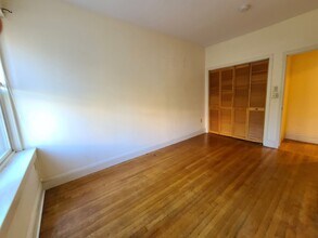 1402 Beacon St, Unit 3 in Brookline, MA - Foto de edificio - Building Photo