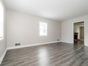 8100 Oakleigh Rd in Parkville, MD - Building Photo - Building Photo