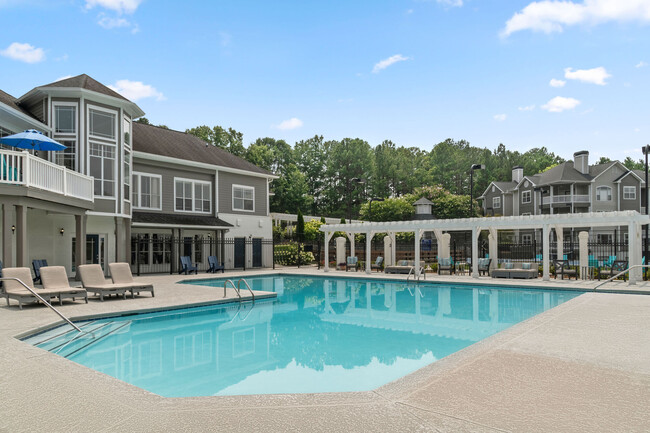 CHATTAHOOCHEE RIDGE APARTMENTS in Sandy Springs, GA - Foto de edificio - Building Photo