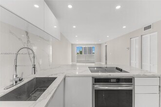 1331 Lincoln Rd in Miami Beach, FL - Building Photo - Building Photo