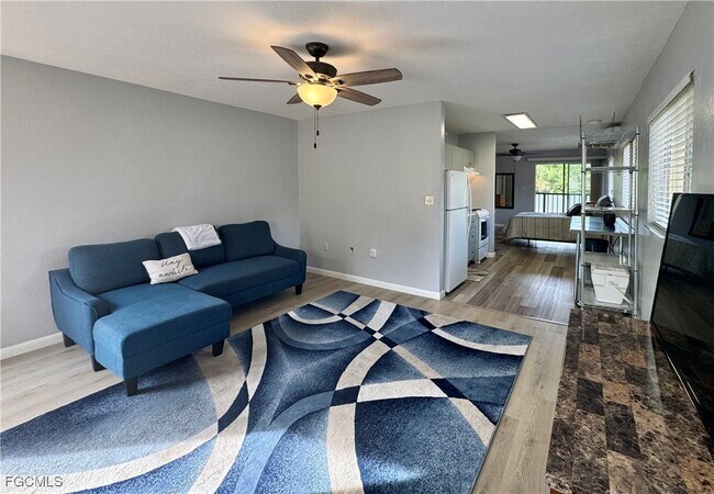 8061 Country Rd in Ft. Myers, FL - Building Photo - Building Photo