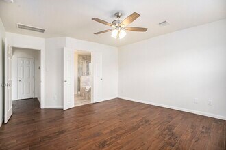 1195 Quarterhorse Dr in Alvin, TX - Foto de edificio - Building Photo