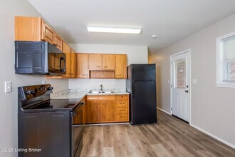 9412 Titan Dr in Louisville, KY - Building Photo - Building Photo