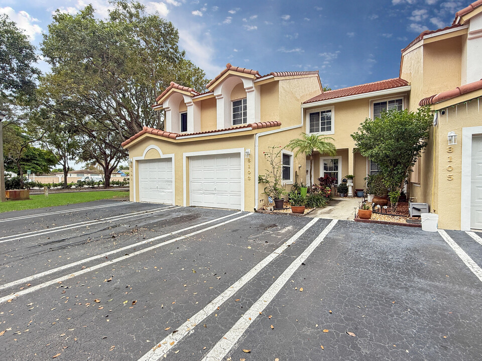 8103 Southgate Blvd in North Lauderdale, FL - Foto de edificio