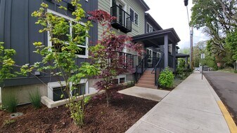 110 SE Handley St in McMinnville, OR - Building Photo