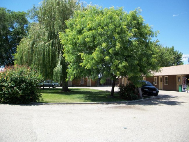 Knotty Pine Apartments in Meridian, ID - Building Photo - Building Photo