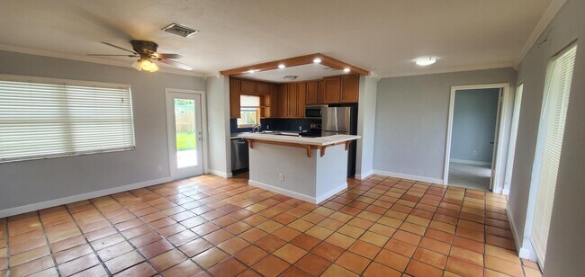 195 SE Serenata Ct in Port St. Lucie, FL - Foto de edificio - Building Photo