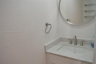 11017 NW 43rd Ln in Doral, FL - Building Photo - Building Photo