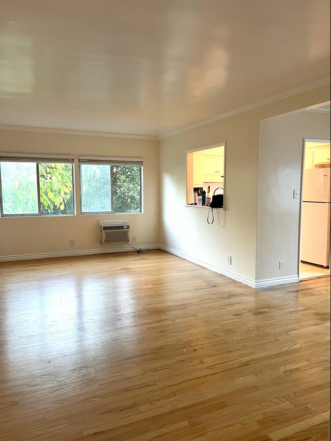 5115 Coldwater Canyon Ave, Unit 4 in Sherman Oaks, CA - Building Photo - Building Photo