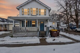 120 S Main St in St. Louis, MI - Building Photo