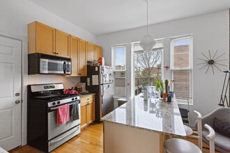 1351 N Washtenaw Ave, Unit 2 in Chicago, IL - Building Photo - Building Photo