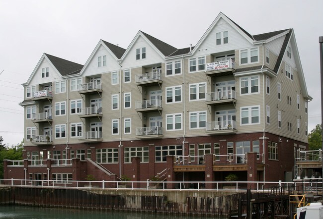110 S Wisconsin St in Port Washington, WI - Foto de edificio - Building Photo