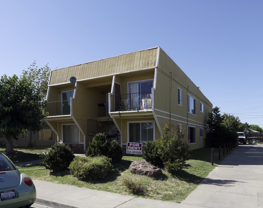 Oakmont Way Apartments in West Sacramento, CA - Building Photo