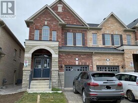142 Finegan Cir in Brampton, ON - Building Photo