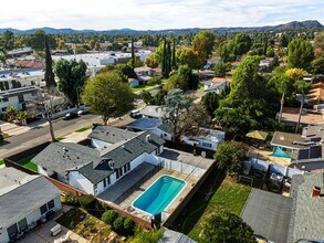 22255 Wyandotte St in Canoga Park, CA - Building Photo - Building Photo