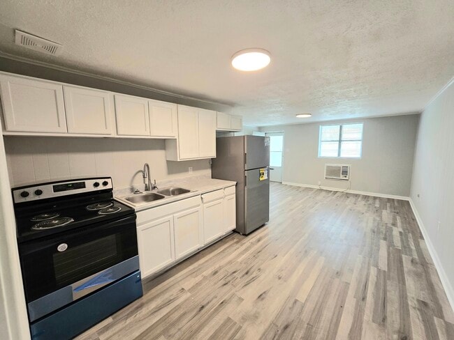 Century Square Apartments in Bristol, TN - Building Photo - Building Photo