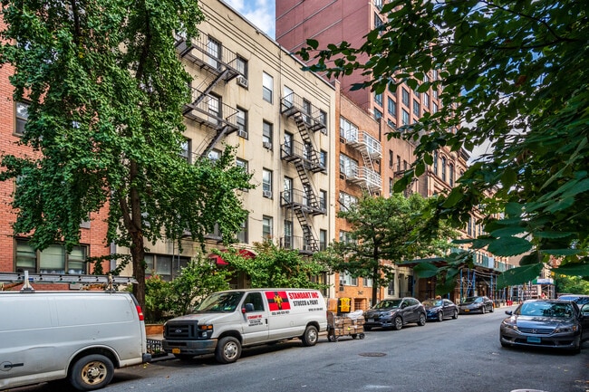 343 E 51st St in New York, NY - Building Photo - Building Photo