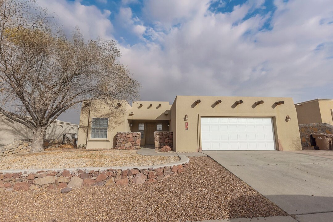 3394 Chimney Rock Rd in Las Cruces, NM - Building Photo