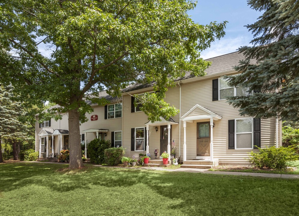 English Village Apartments in Gansevoort, NY - Foto de edificio