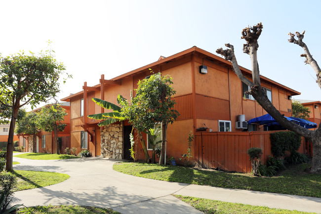 Rancho Benmore Apartments in Anaheim, CA - Foto de edificio - Building Photo