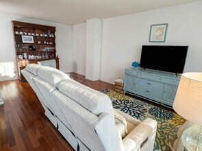 501 Slaters Ln, Unit 603 in Alexandria, VA - Foto de edificio - Building Photo