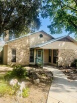 728 W San Antonio St in Lockhart, TX - Building Photo
