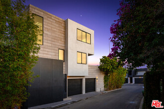 9393 Sierra Mar Dr in Los Angeles, CA - Building Photo - Building Photo