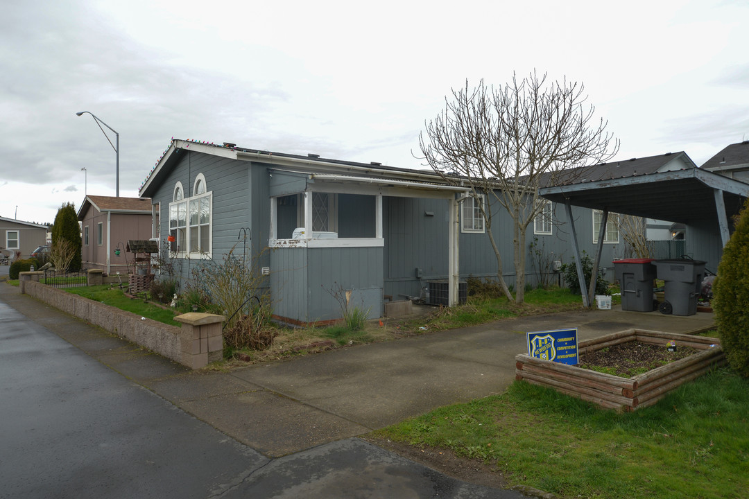 Church St & 11th St in Dayton, OR - Building Photo