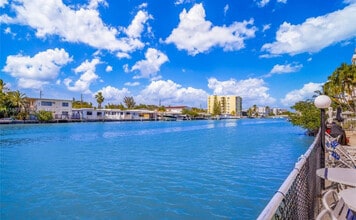 7900 Tatum Waterway Dr, Unit 314 in Miami Beach, FL - Foto de edificio - Building Photo