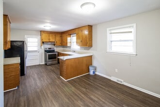 5305 Albert St in North Charleston, SC - Foto de edificio - Building Photo