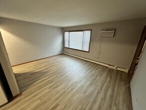 236 Walworth St, Unit 2 in Sharon, WI - Foto de edificio - Building Photo