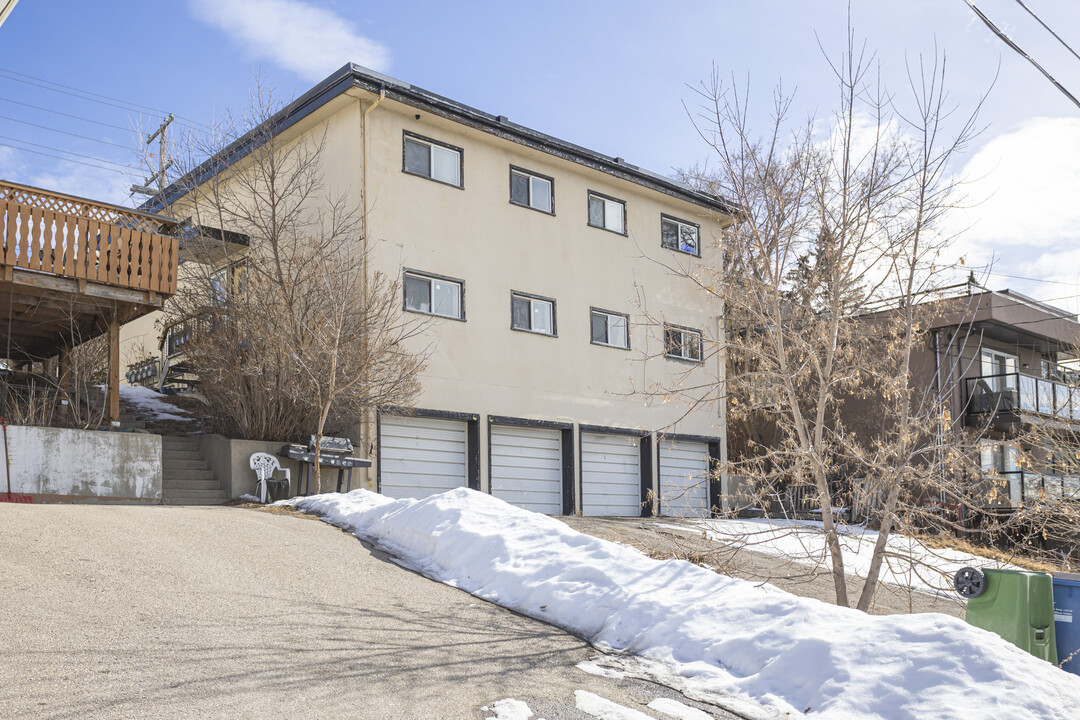 3215 14 St NW in Calgary, AB - Building Photo