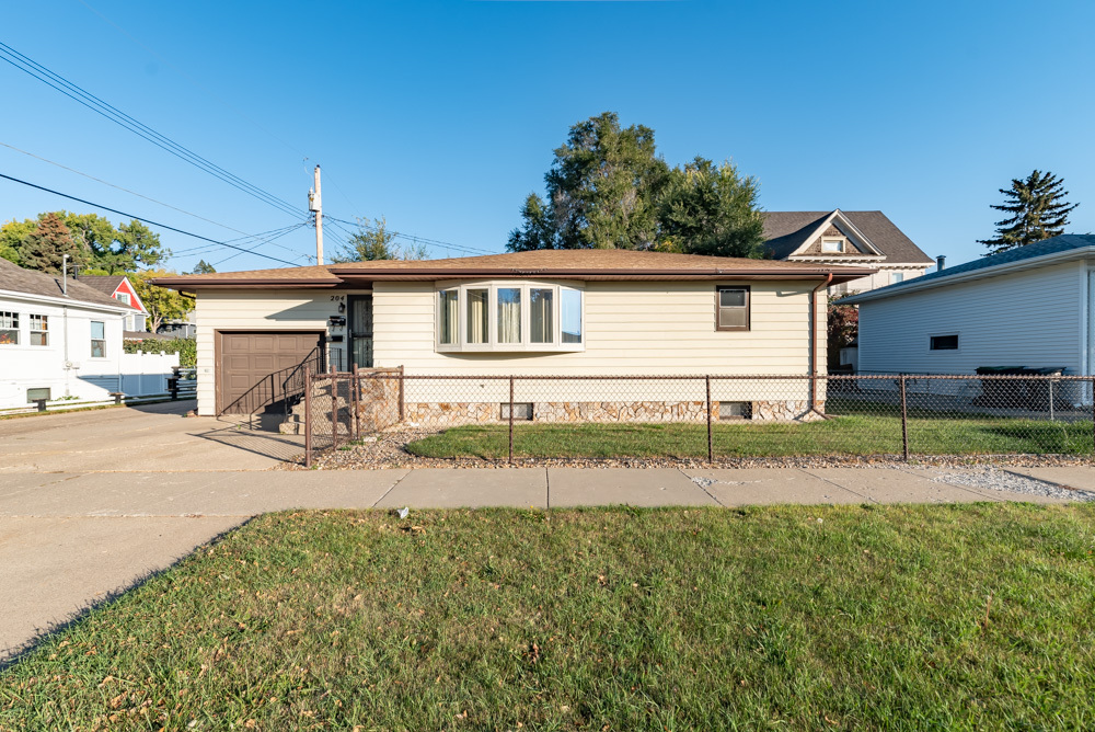 204 3rd St NW in Mandan, ND - Building Photo