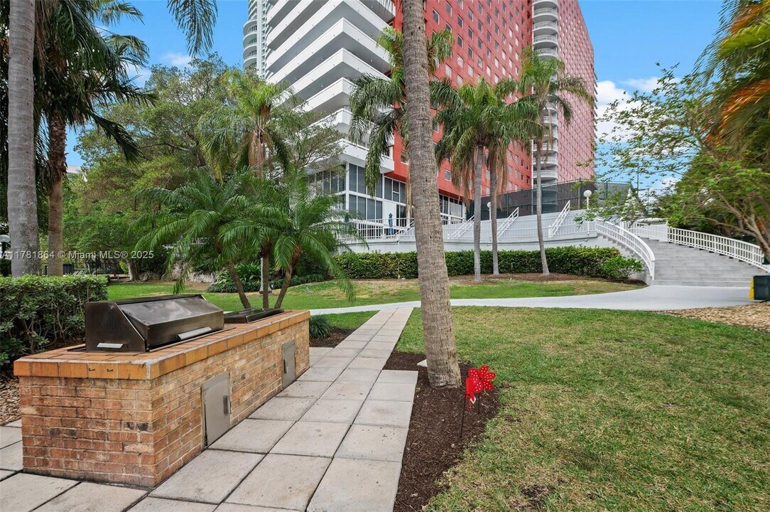 1627 Brickell Ave in Miami, FL - Building Photo