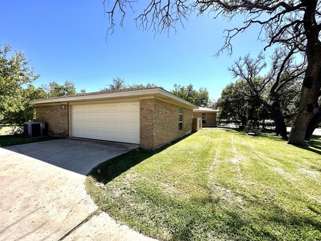 710 Hutchings St in Goldthwaite, TX - Building Photo - Building Photo