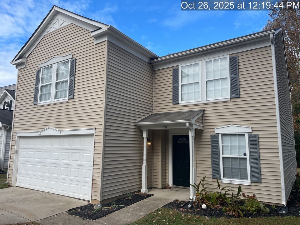 557 Lakeside Valley Dr in Winston-Salem, NC - Building Photo